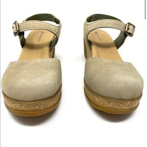 El Naturalista 5001 Leaves Pleasant closed toe